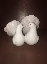LLADRO Couple of Doves Kissing