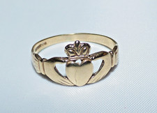 VINTAGE 9CT GOLD IRISH CLADDAGH LOVE TOKEN RING CROWNED HEART & HANDS UK O