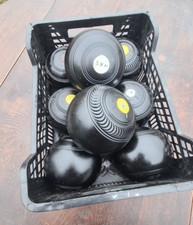 Tray of 8 lawn bowls including