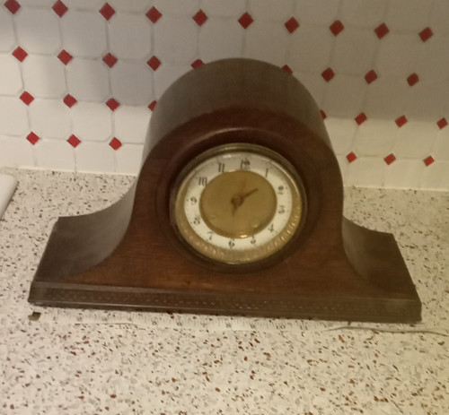 Wooden brown mantel clock - brown,