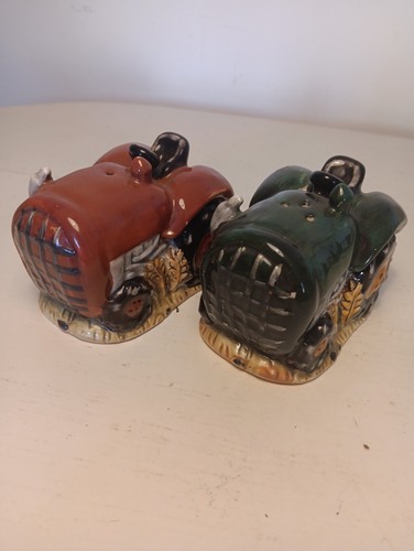 Novelty ceramic tractors salt - novelty,,