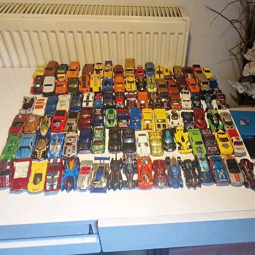 Diecast multicolour - 1:64,