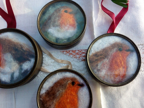 Felted robin picture hanging - robin,