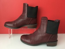 Clarks Burgundy Leather Pull