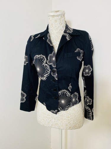 Agnes black white graphic - b,