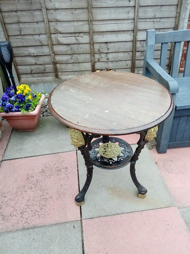 Pub tables - pub, x2