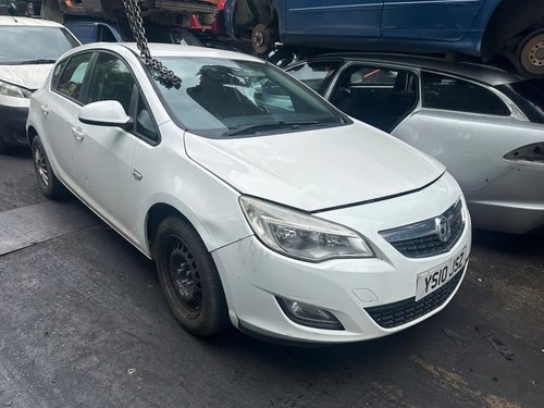 Vauxhall astra 2010 door - 5,