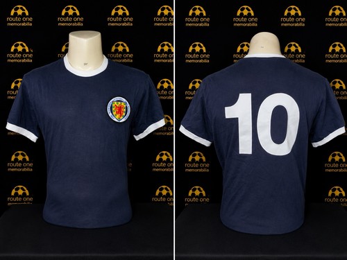 Scotland 1968 denis law 10 - denis, no.10