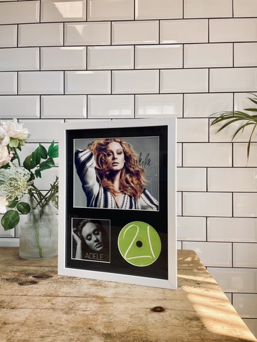 Adele hand signed photo 21 - hand,