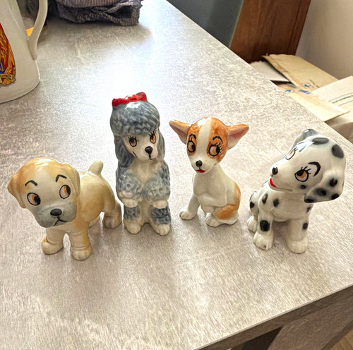 Wade set porcelain - of, dog