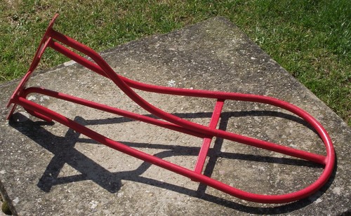 Shires red wall mounted saddle - red,