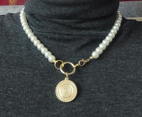 Pearl and gold tone necklace - tone,