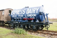 PHOTO  SR 6-WHEELED MILK TANKER NOSR 4409 IN EXPRESS DAIRY BLUE LIVERY AT THE GR