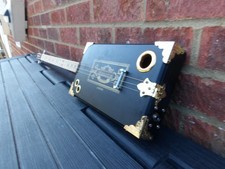 3 STRING HOMEMADE FRETTED LEFT-HANDED ACOUSTIC/ELECTRIC CIAGR BOX GUITAR.