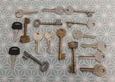 Collection of 17 Random Old Vintage Used Keys