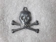 WEAR EM SCARE EM SKULL & CROSSBONES MASK TUDOR CRISPS  PENDANT CHARM BADGE