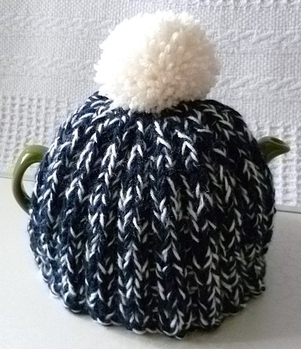 Hand knitted tea - , small
