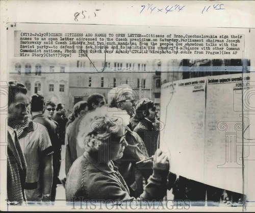 1968 press photo czechs - press,