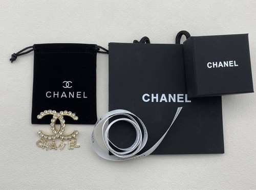 Chanel double logo brooch - chanel,