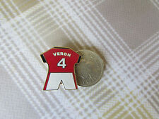 VERON no 4 MANCHESTER United Kit Shaped Metal FOOTBALL Pin Badge