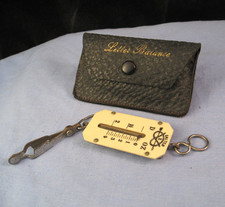 VINTAGE SINGER LETTER BALANCE POCKET POSTAL TOOL IN ORIGINAL LEATHER POUCH CASE
