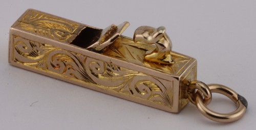 Vintage 9ct gold charm.Wood