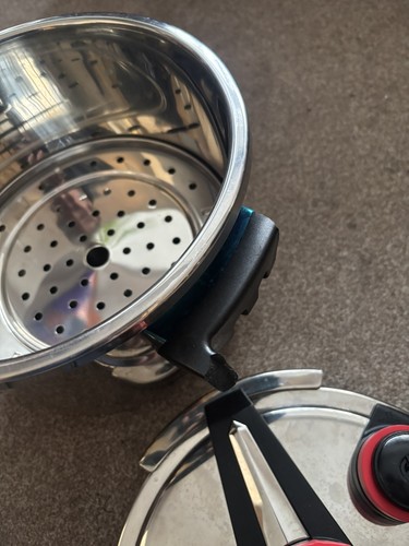 Pressure cooker with - pressure,