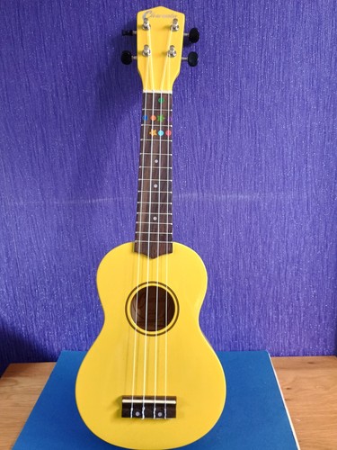 Ukuele yellow with soft case - yellow,