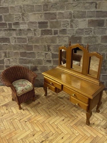 Dolls house scale - dolls,