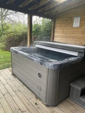 Hydropool Self-Cleaning Hot Tub 6 Person