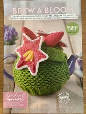 NOVELTY TEA COSY KNITTING PATTERN LILY FLOWERS USES DK YARN LOVELY GIFT VGC