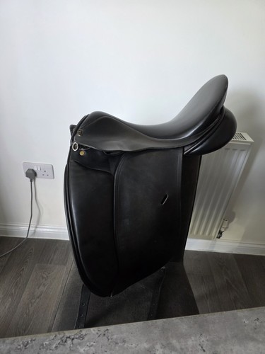 Paul jones dressage saddle - 17",