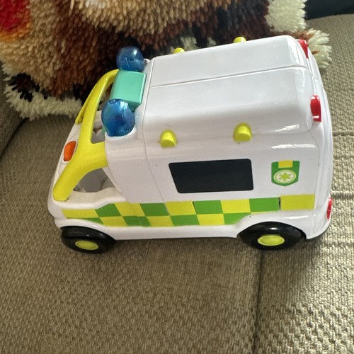 Happyland ambulance figures - happyland,