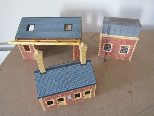 Mixed hornby buildings - x,