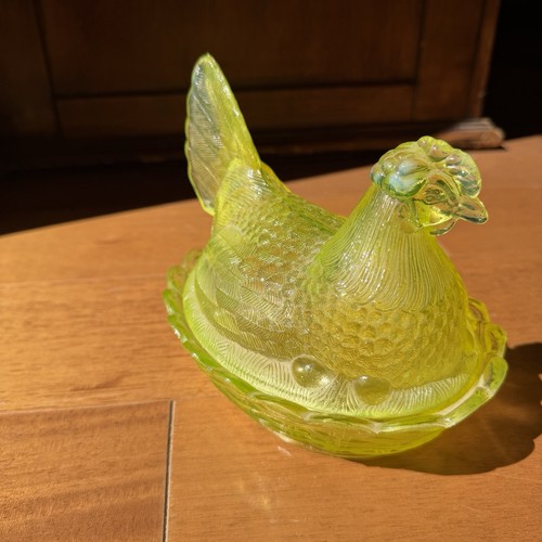 Mint yellow uranium glass - glass, hen