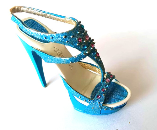 Just the right shoe - right, 4
