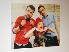 PARAMORE - HAND SIGNED 8 X 10 PROMOTIONAL STYLE COLOR PHOTOGRAPH