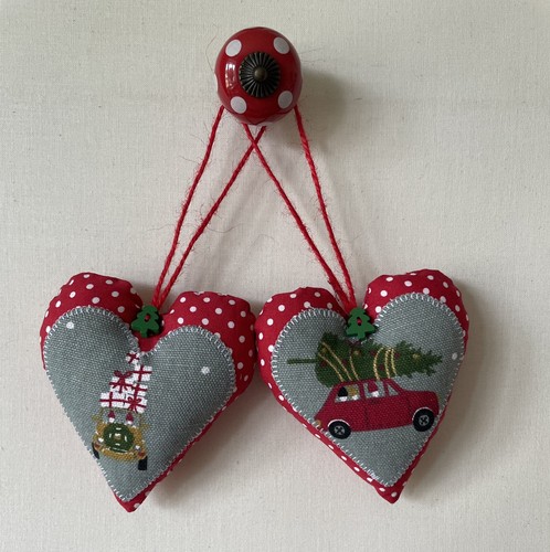 Heart hangers red spotty - in,