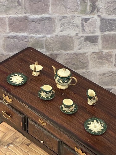 Dolls house scale - house, 1/12