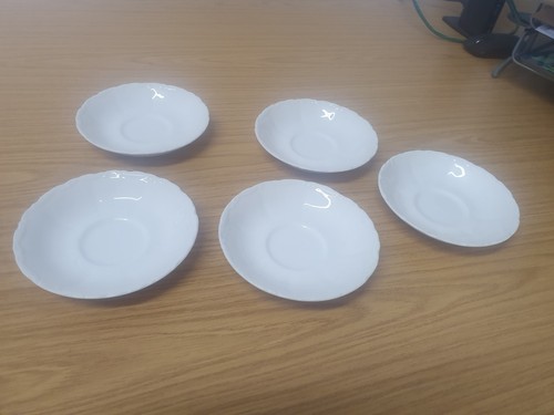 Set white china saucers - of, 5