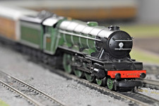 Hornby A3 4-6-2 4472 Flying Scotsman Tender Drive LNER Green vgc OO Gauge + Crew