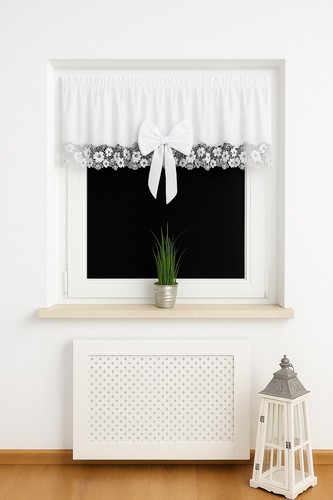 White valance curtain - valance, with