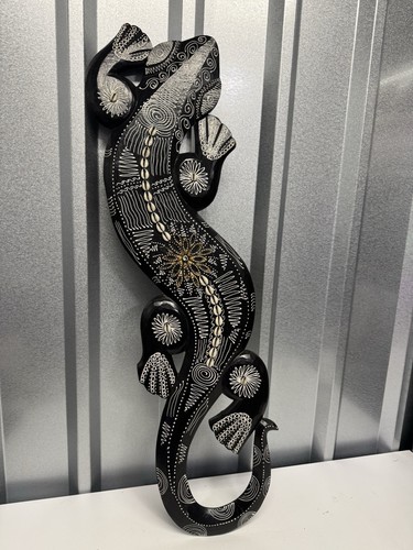 Gecko lizard hand carved - hand,