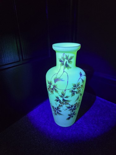 Uranium opaline glass vase - uranium,