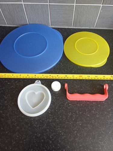 Tupperware seals lunchbox