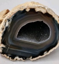 LARGE BEAUTIFUL CUT AND POLISHED AGATE CRYSTAL GEODE HALF. 10x12 cm