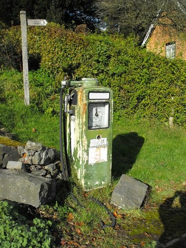 Photo petrol pump old - pump,