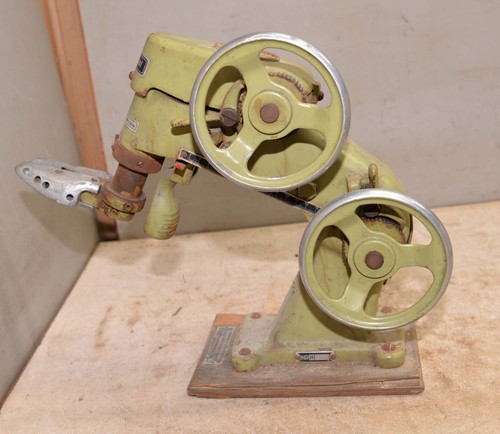 Shoe stretching machine