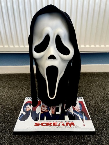 Scream ghostface mask stand - scream/ghostface,