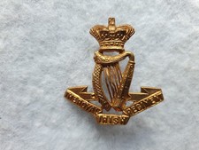 ROYAL IRISH REGIMENT BRASS QVC CAP BADGE